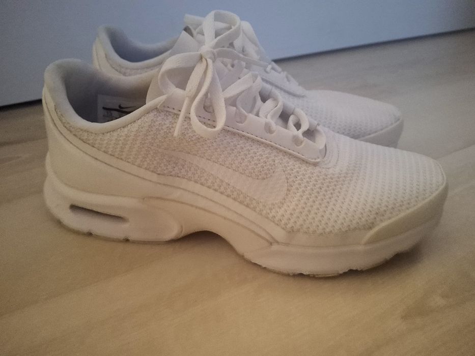 Бели маратонки Nike
