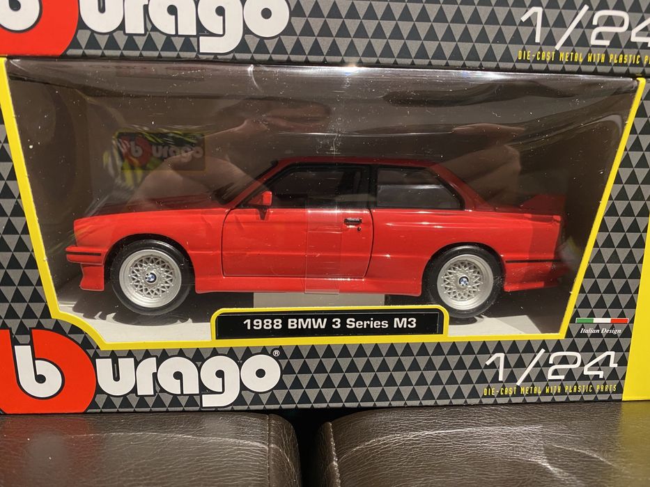 Bburago BMW 3 series M3 an 1988 roșu , alb machetă auto scara 1:24