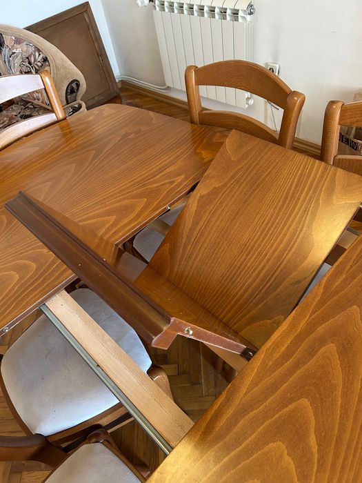Разтегателна маса и 6 стола от масивно дърво в супер състояние