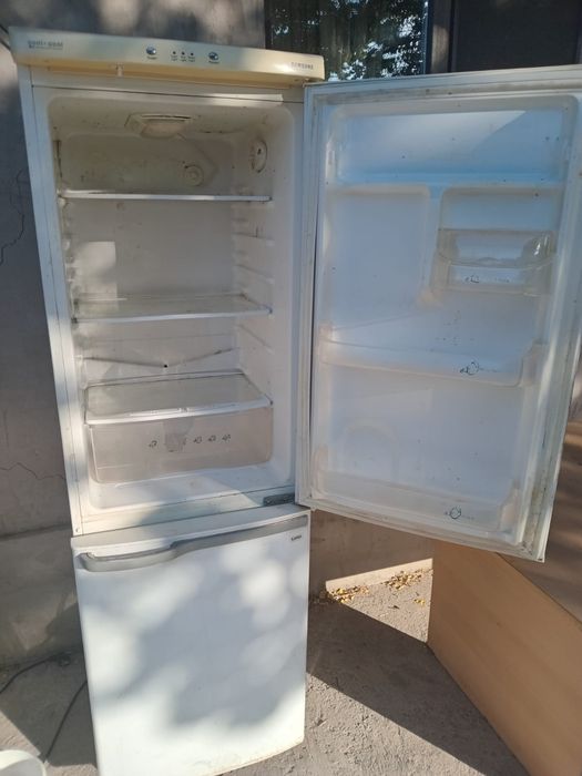 Продам два холодильника Самсунг и Беко.
