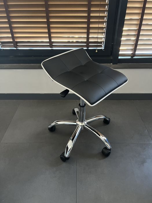 Стол Париж на колелца -24м гаранция+ безплатна доставка до офис