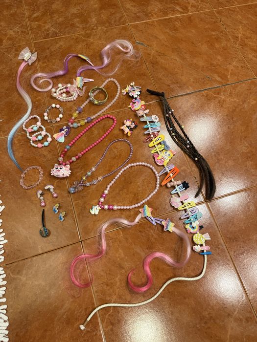 Детские заколки , браслеты , бусики .