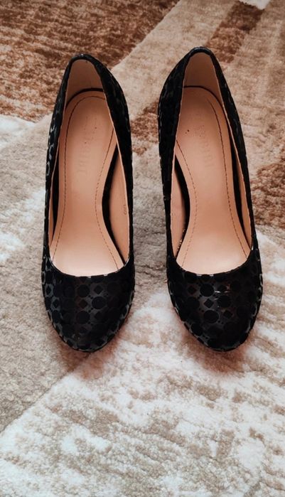 Vând pantofi cu toc