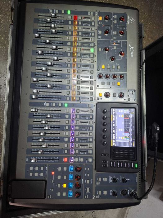 Behringer X32 Full Size + Flight Case