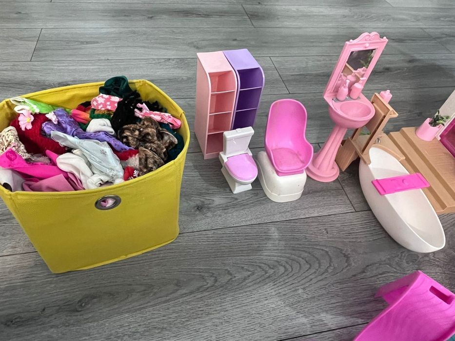 Set complet Barbie – casa mare + multe accesorii + masini + papusi