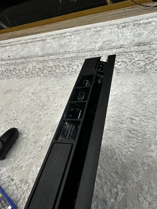 Пс 4 слим на 1ТБ 2 джойстика и диск