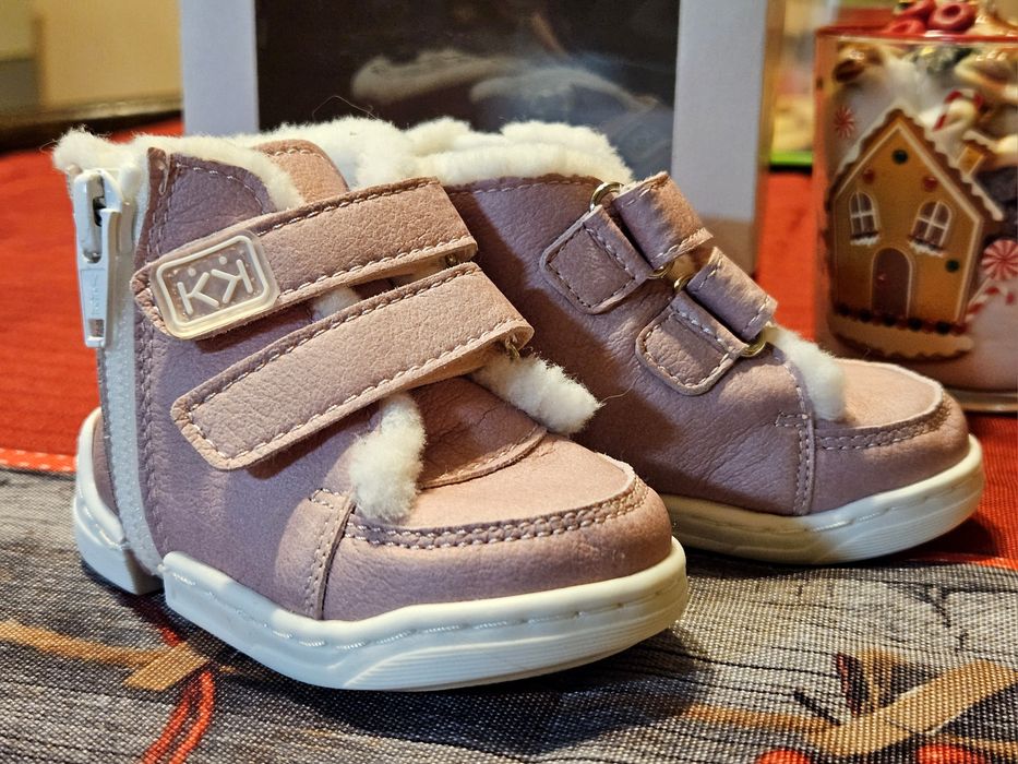 Продавам два чифта ЧИСТО НОВИ бебешки буйки за прохождане КК