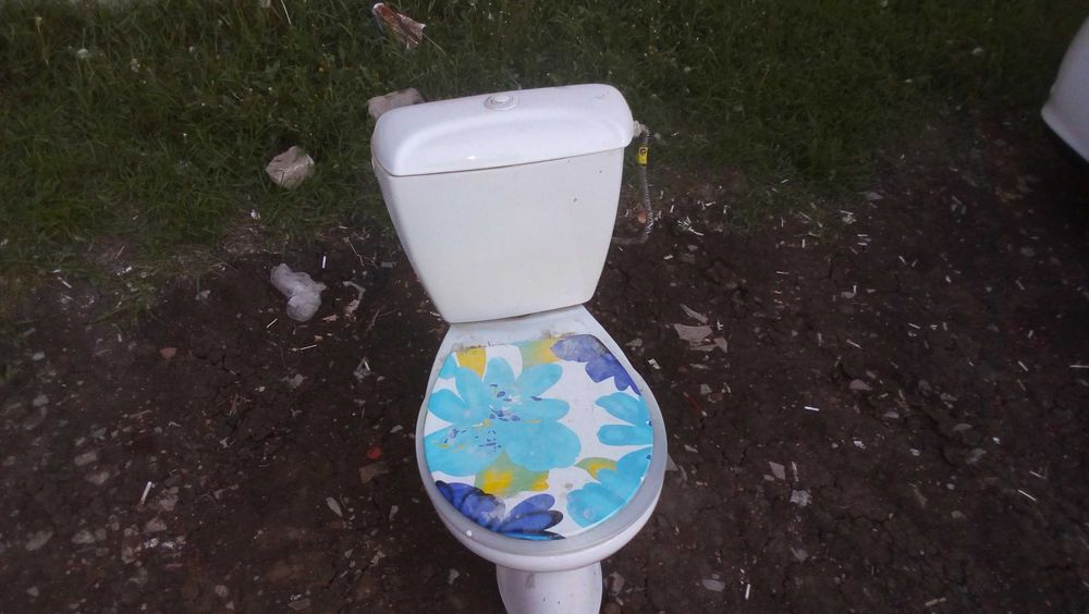 Продам унитаз с бачком адрес 6 мкр