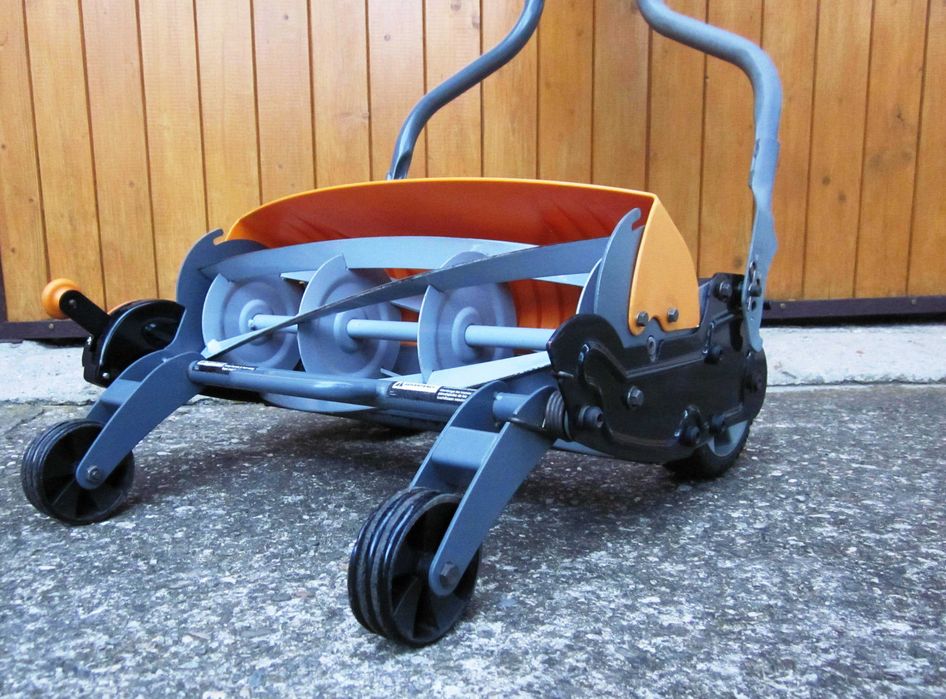 Masina de tuns iarba manuala Fiskars