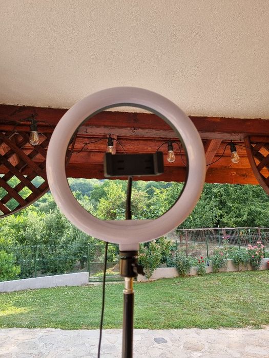 Lampă circulară cu trepied