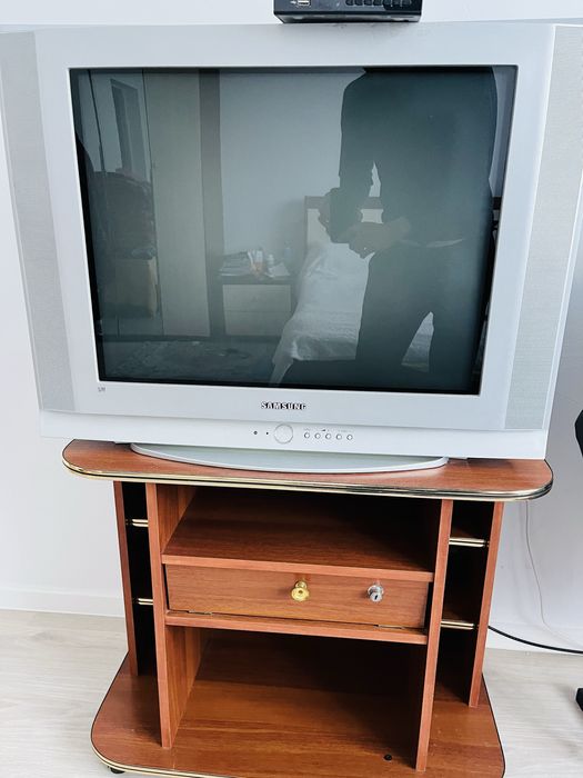 Продам телевизор с тумбой.