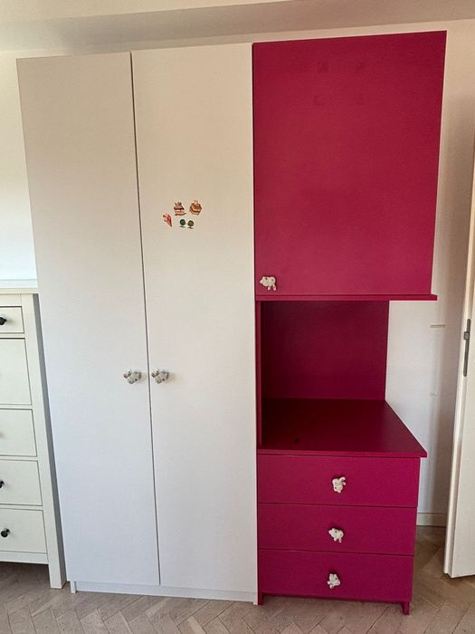 Dulap haine cu rafturi si sertare