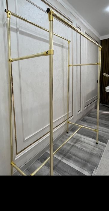 Вешалка стоика с хорошем состоянии