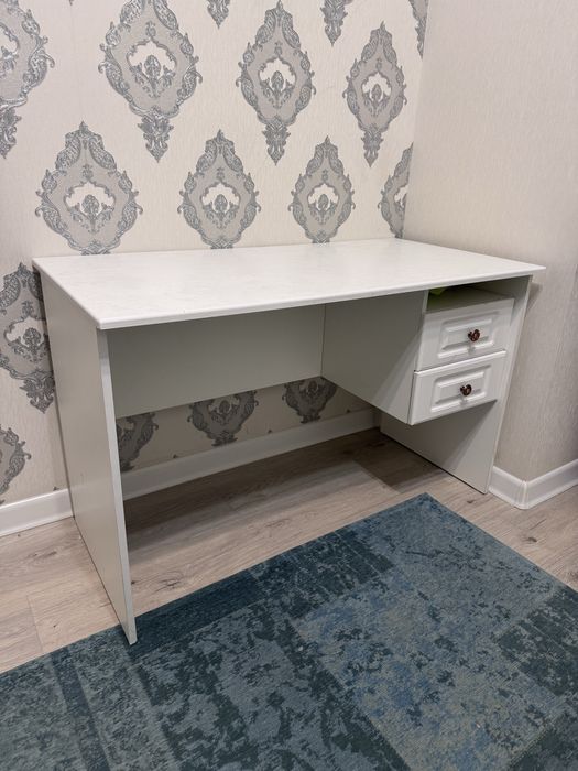 Кабинетный стол