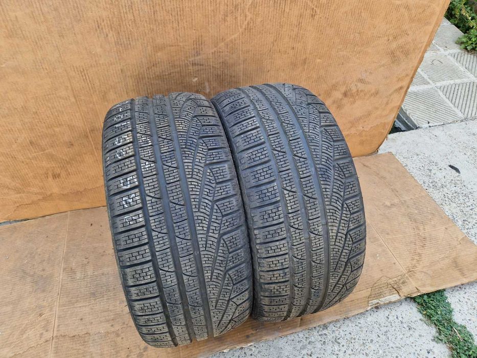 2 Pirelli R19 235/35 Зимни гуми  DOT3221