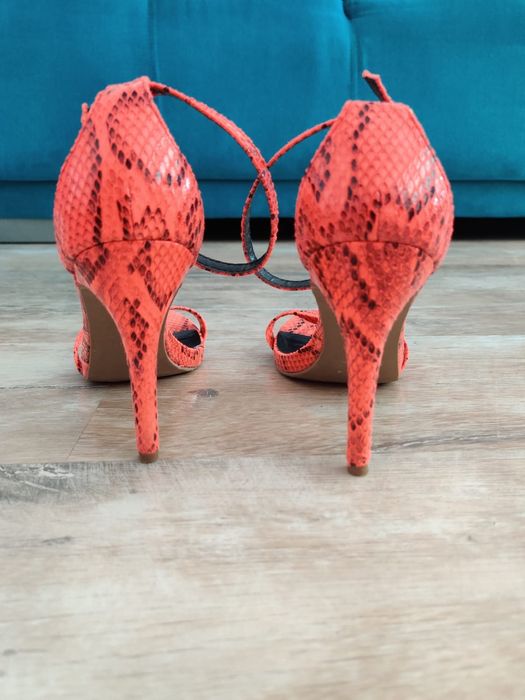 Vand 4 perechi sandale ocazie