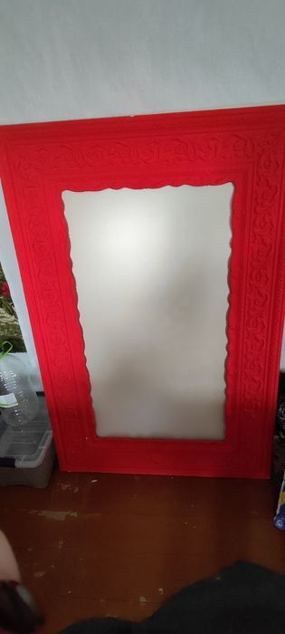 Зеркало в красной раме. Kizil rama bilan oyna