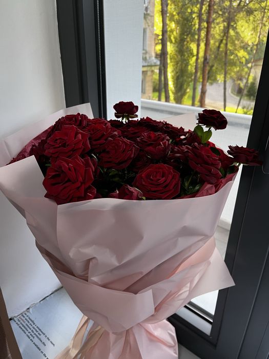 Красные розы свежие
