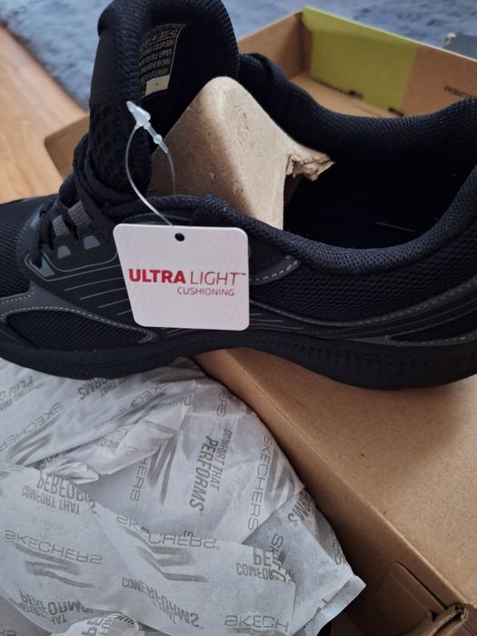 Adidasi adidas si skechers