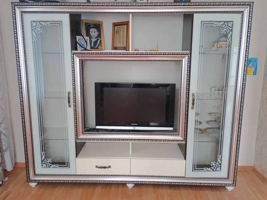 Продам гостинный сервант и Телевизор Samsung