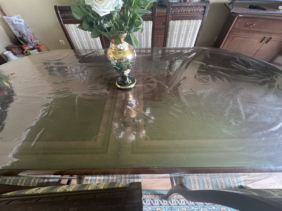 Продам стол стулья  10 шт комод сервант