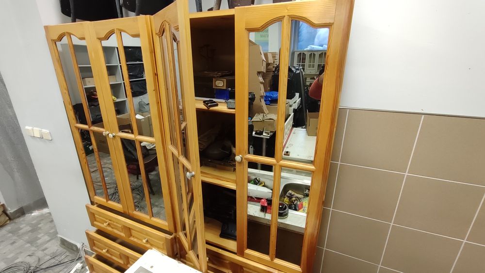 Шкаф витрина масивно дърво 2 броя