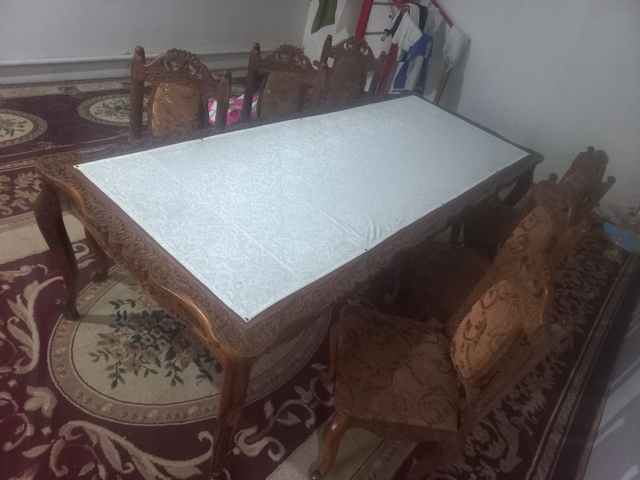 O'yma naqishli stol,stul.