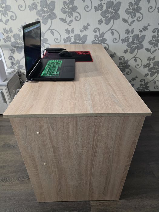 Стол письменный.