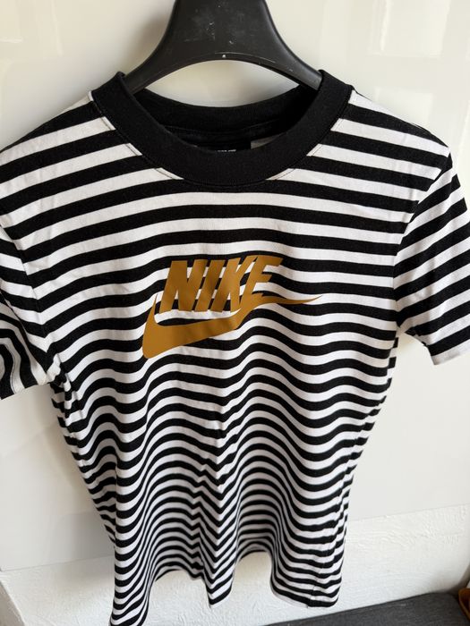 Tricou in dungi Nike