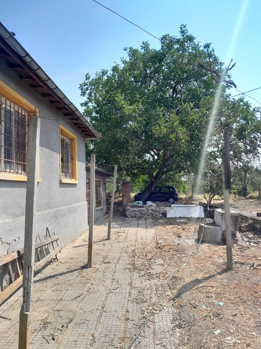 Продавам селска къща с монолитен гараж