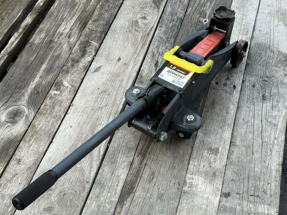 Подкатной домкрат. Автомобильный.