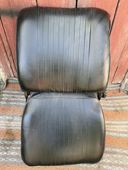 Scaun 11 cusături, ceasuri bord JAEGER, oglinzi cromate, volan Dacia 1300