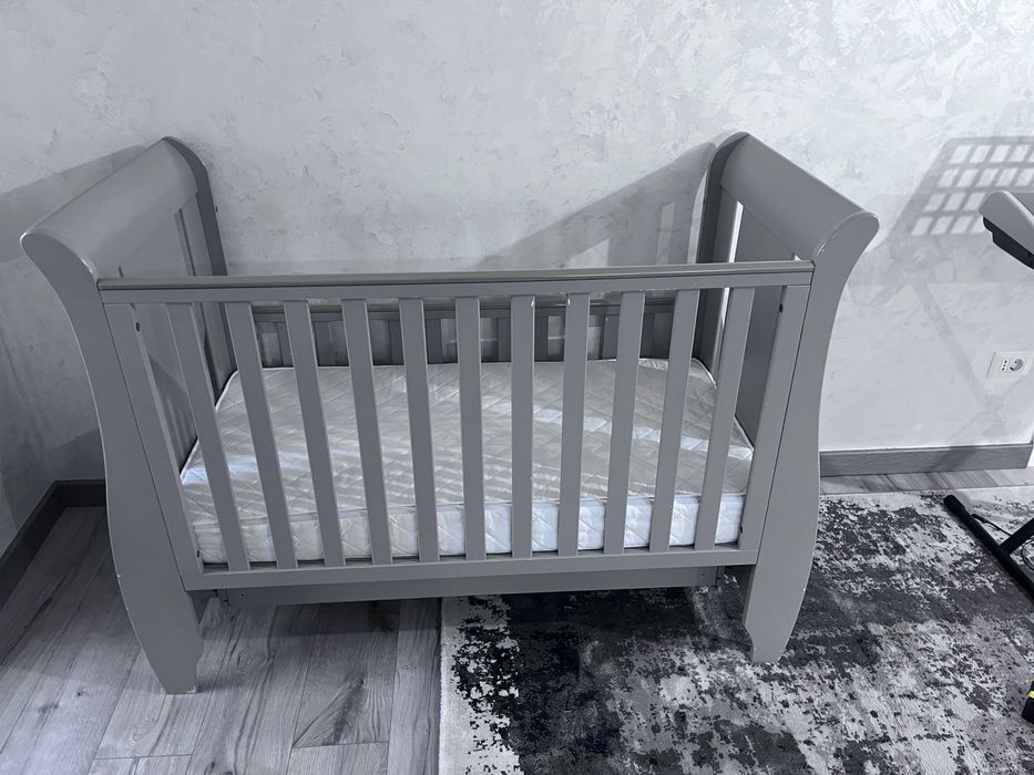 Pătuț culoarea grej, din lemn. Saltea 120x60cm