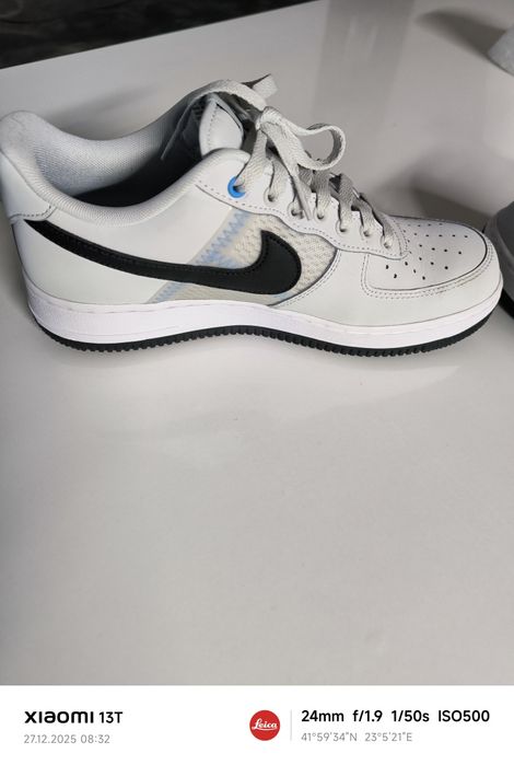 Nike Air Force 1 '07 LV8 SE в сив цвят с прозрачни детайли.