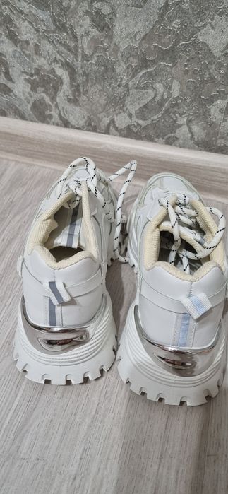 Кроссовки  новые 37 р