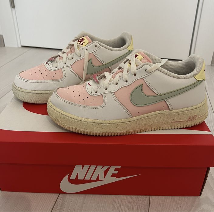 Nike Air Force 1 + Pin-uri (cele roz de pe șireturi)