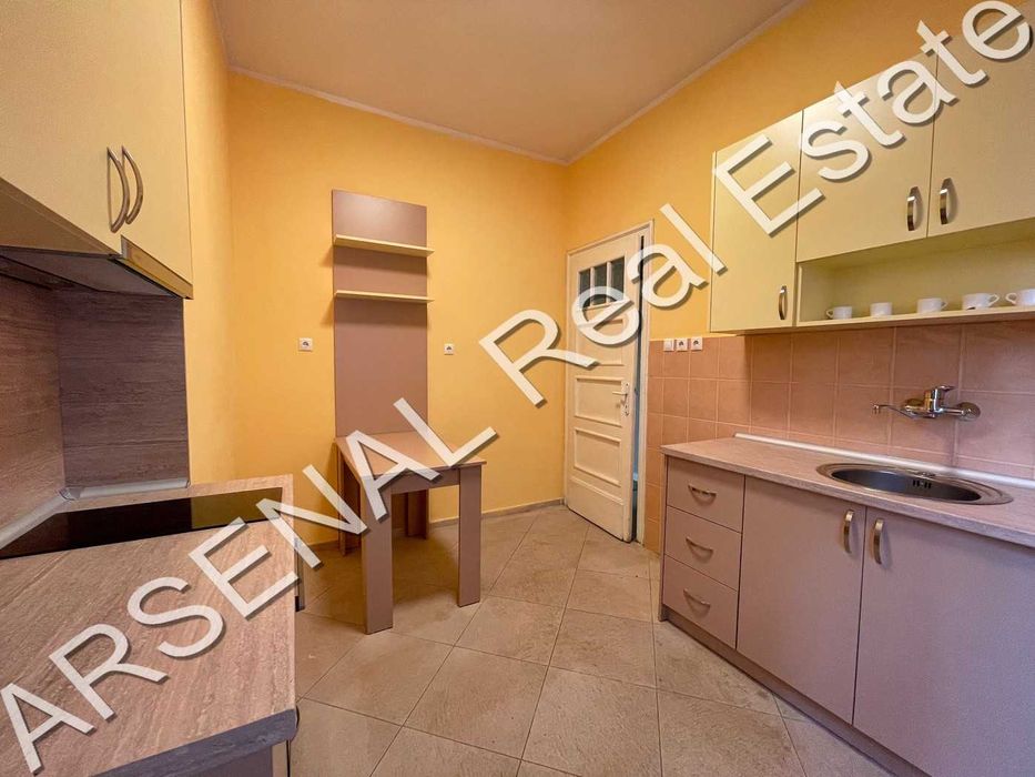 Дава се под наем Офис в София, Център - 110 кв.м за 800 € - Снимка #1