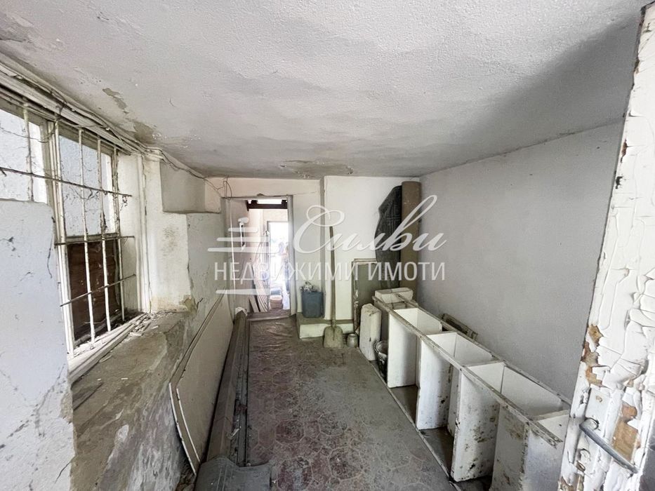 МАСИВНА двуетажна ТУХЛЕНА къща с ГАРАЖ - кв. Гривица