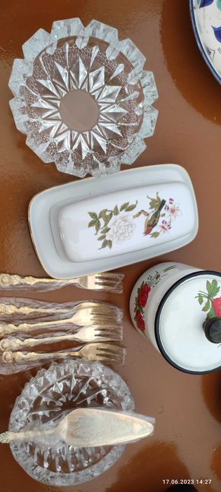 Посуда разная и салатик.