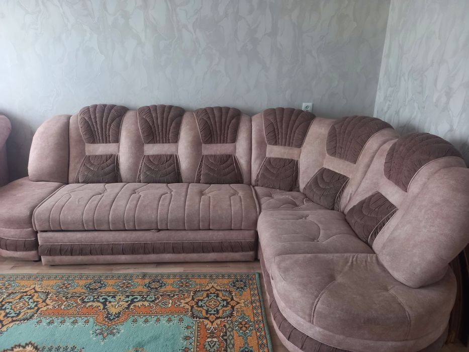 Продам угловой диван с креслом