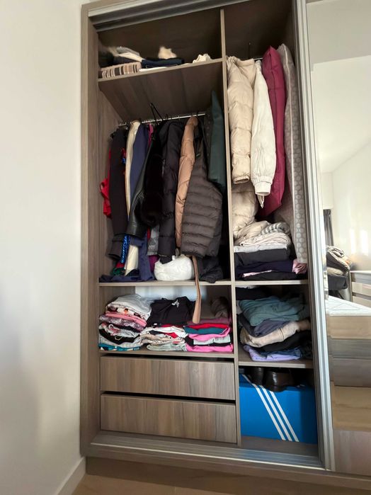 Set complet dormitor: Dulap mare cu usi culisante soft-close si oglinda + Pat cu noptiere si saltea + Birou cu sertare + Comoda TV cu sertare