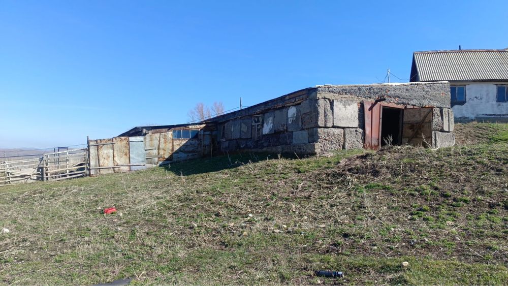 Продается дом вместе с сараем и землей