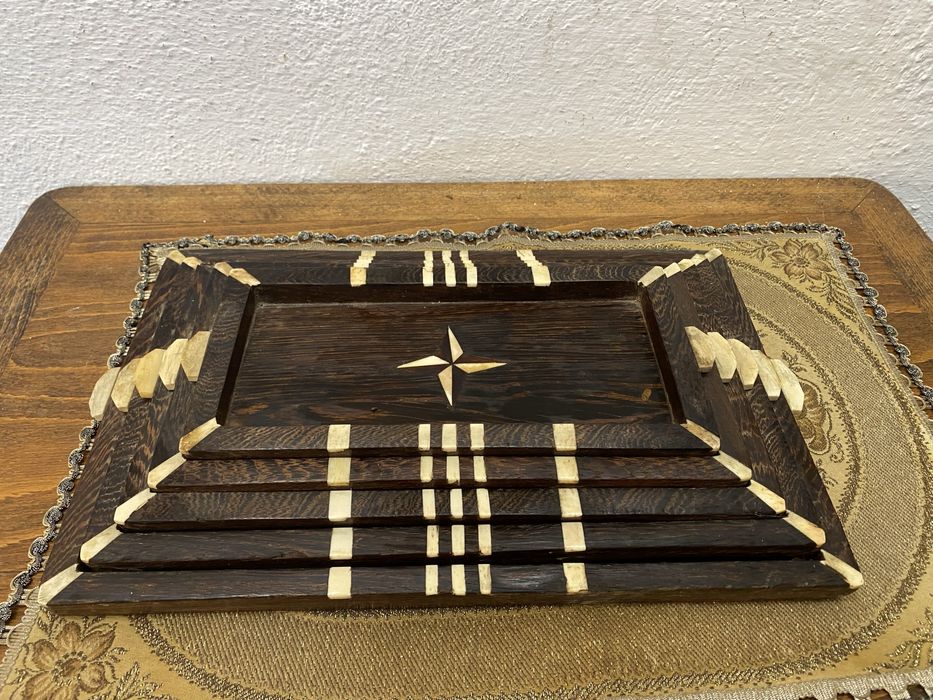 Английски подноси от тик с инкрустация