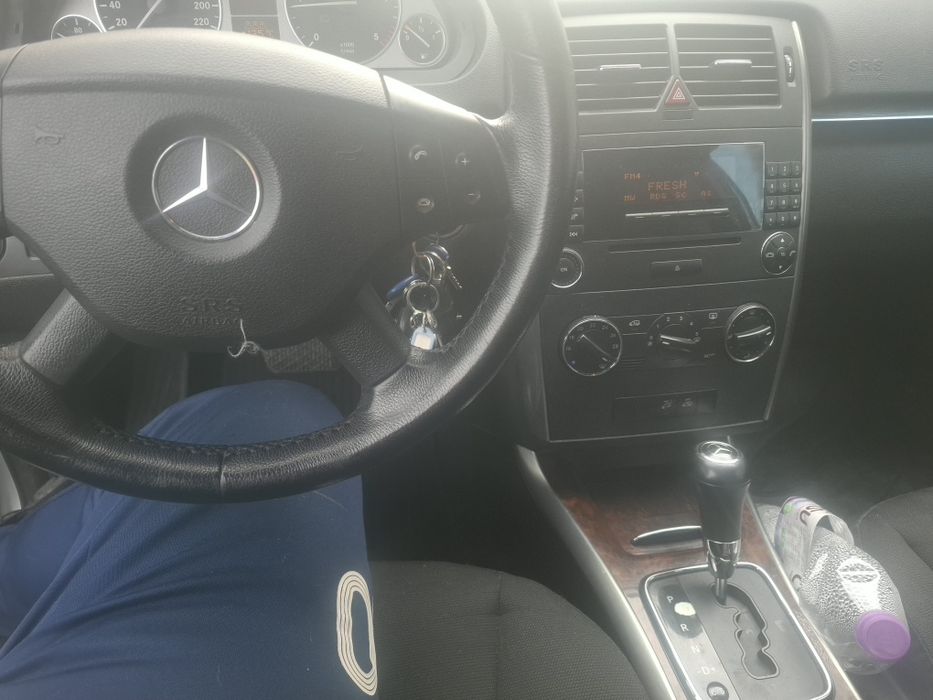 Автомобил мерцедес в 200