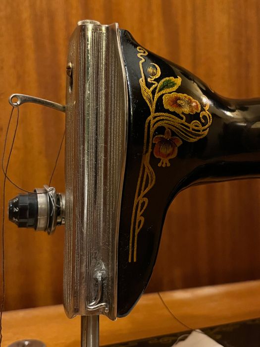 Оригинална крачна шевна машина Union в дървен шкаф