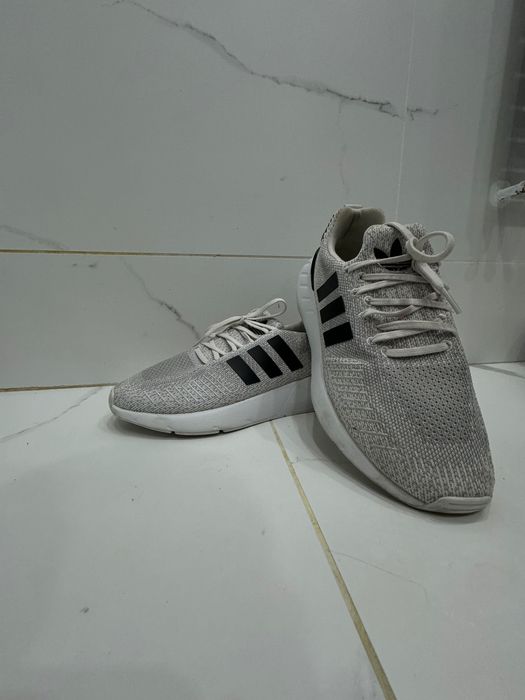 Vând adidași ADIDAS Swift Run 22