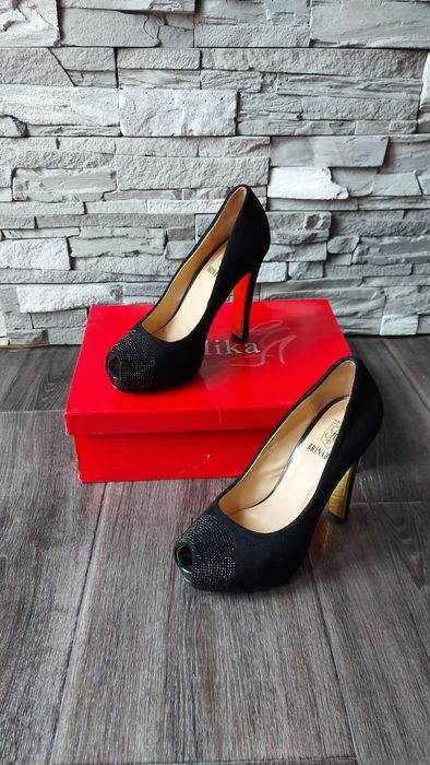 Продам туфли босоножки