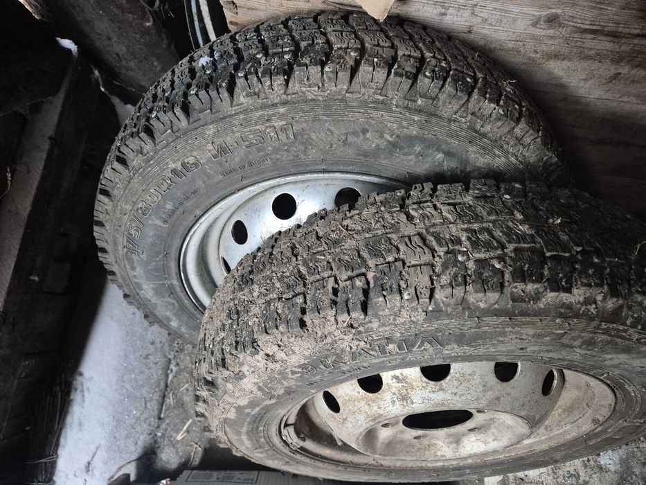 Комплект резины с  дисками р16 на ниву