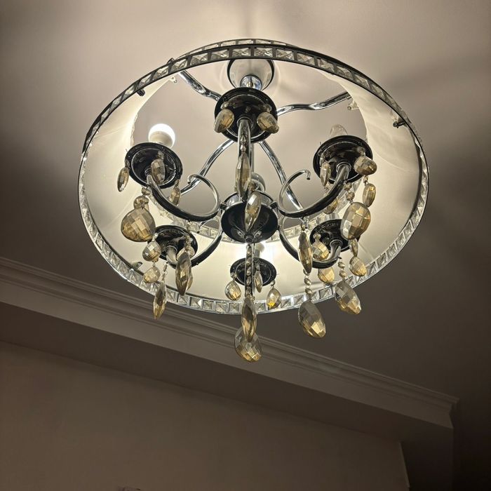 Продам люстры в отличном состояний