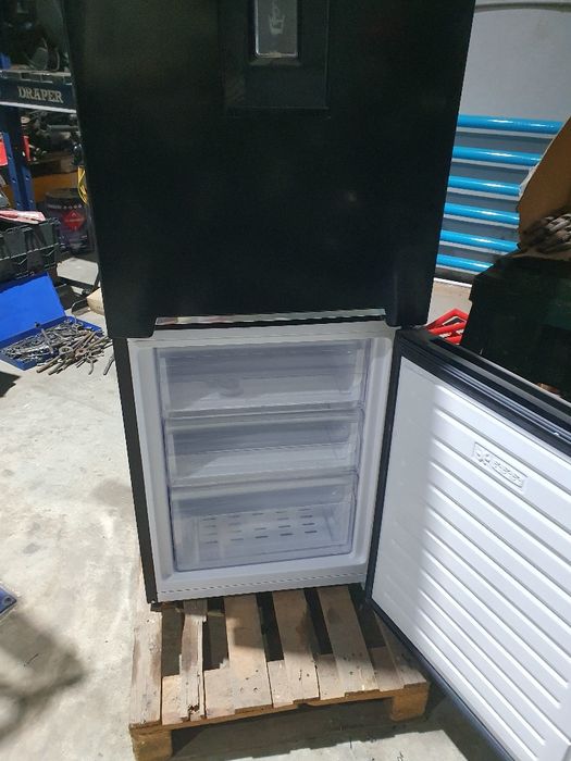 Vând frigider cu congelator